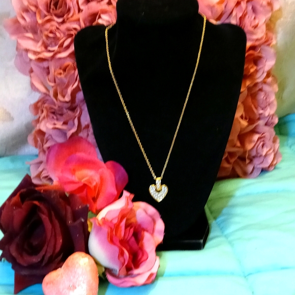 Jewelry - Beautiful! Gold and  rhinestone heart necklace